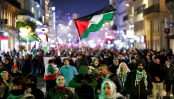 Paris : des milliers de personnes manifestent pour la Palestine et contre un gala de soutien à Israël