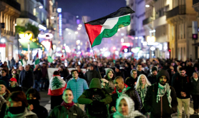 Paris : des milliers de personnes manifestent pour la Palestine et contre un gala de soutien à Israël