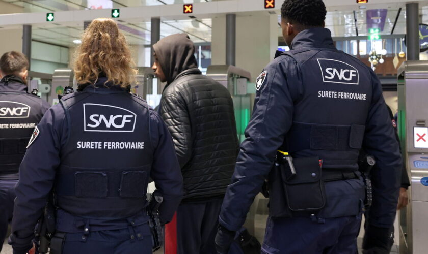 Paris : un homme déverse une bouteille de produit chimique à la gare Saint-Lazare, une dizaine de personnes incommodées