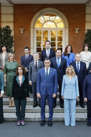 Pedro Sánchez preside la nueva foto oficial del Gobierno tras la salida de Ribera y la entrada de Aagesen