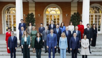 Pedro Sánchez preside la nueva foto oficial del Gobierno tras la salida de Ribera y la entrada de Aagesen