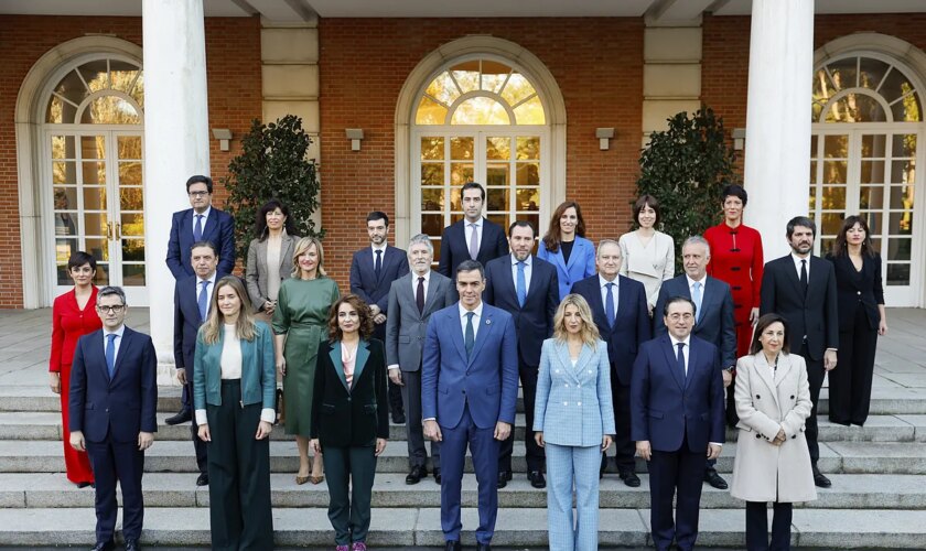 Pedro Sánchez preside la nueva foto oficial del Gobierno tras la salida de Ribera y la entrada de Aagesen