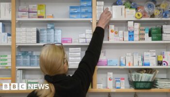 Pharmacies vote to cut opening hours in funding protest