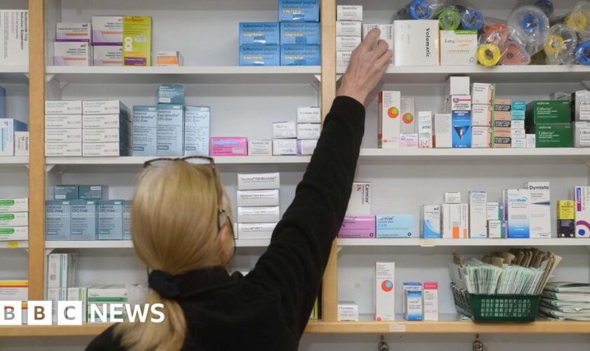 Pharmacies vote to cut opening hours in funding protest