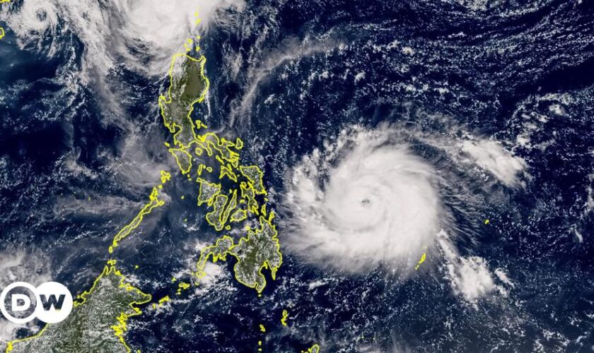 Philippines: Mass evacuations as super typhoon approaches