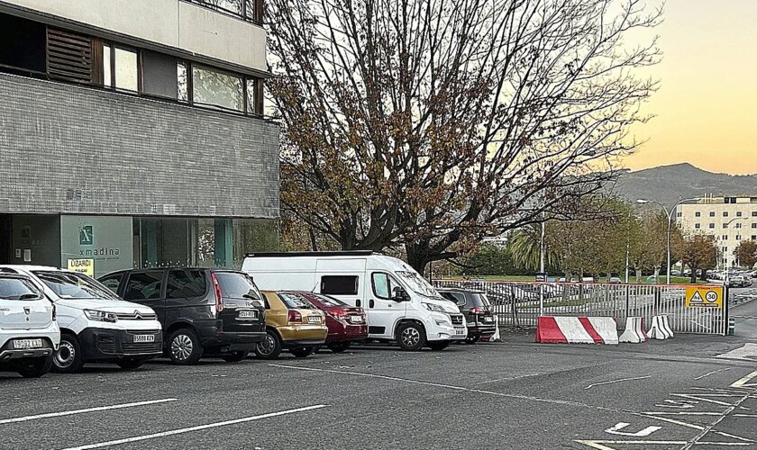 Polémica por la placa frente a un cuartel de la Guardia Civil para una víctima de los años de guerra sucia contra ETA