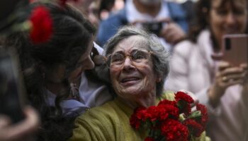 Portugal : la «dame aux œillets», symbole de la révolution de 1974, est décédée