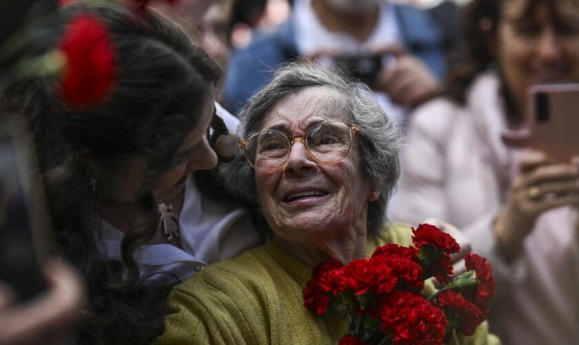 Portugal : la «dame aux œillets», symbole de la révolution de 1974, est décédée