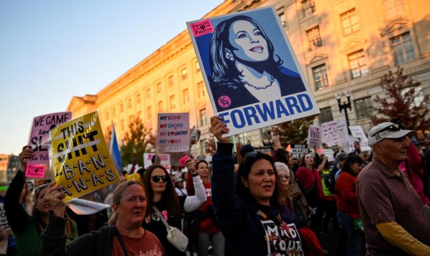 Présidentielle américaine : des milliers de femmes marchent pour leurs droits et pour Harris