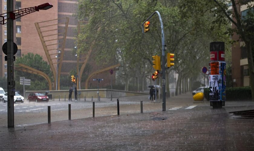 Protección Civil de la Generalitat envía una alerta por riesgo de lluvias torrenciales en el área metropolitana de Barcelona