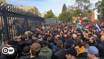 Protesters storm Abkhazia parliament, reject Russian investment deal