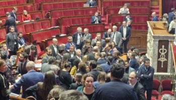 Réforme des retraites : extrême tension à l’Assemblée, l’altercation physique évitée de justesse