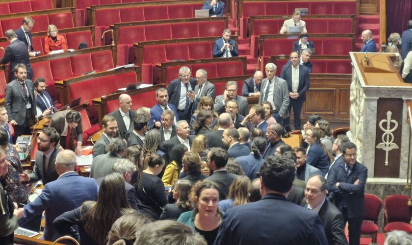 Réforme des retraites : extrême tension à l’Assemblée, l’altercation physique évitée de justesse