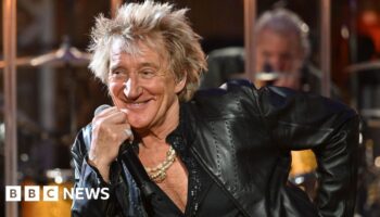 Rod Stewart to play Glastonbury's legends slot