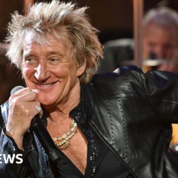 Rod Stewart to play Glastonbury's legends slot