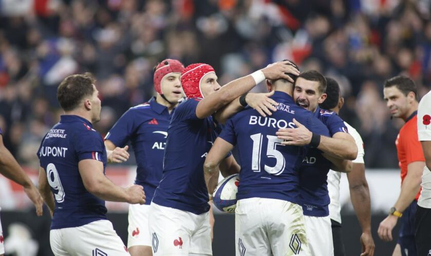 Rugby : les Bleus viennent à bout des All Blacks au bout du suspense