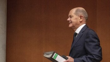 Scholz llama a Putin por primera vez en dos años para hablar sobre Ucrania y Zelenski dice que ha abierto "la caja de Pandora"