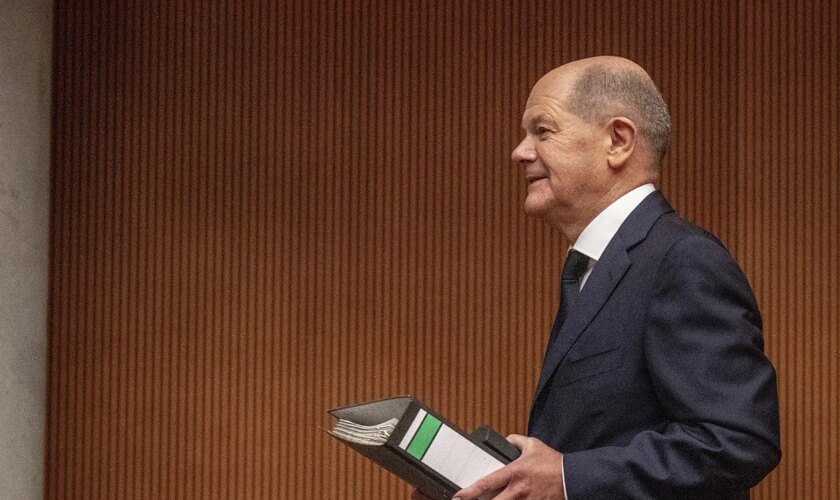 Scholz llama a Putin por primera vez en dos años para hablar sobre Ucrania y Zelenski dice que ha abierto "la caja de Pandora"