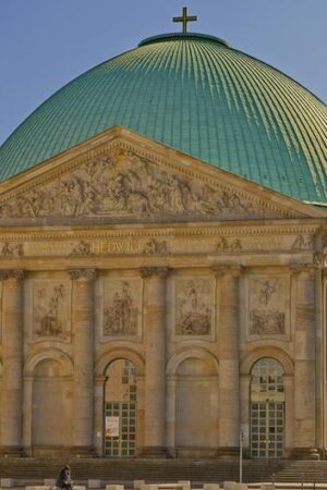 St. Hedwigs Kathedrale - katholische Kirche zurück in Berlin