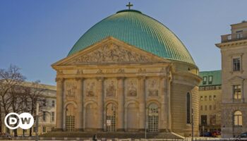 St. Hedwigs Kathedrale - katholische Kirche zurück in Berlin