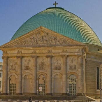 St. Hedwigs Kathedrale - katholische Kirche zurück in Berlin