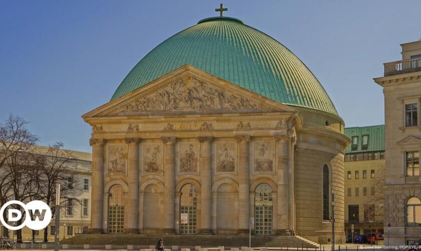 St. Hedwigs Kathedrale - katholische Kirche zurück in Berlin