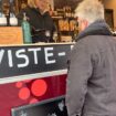 Stéphane sillonne les marchés de l’Essonne avec son bar à vin nomade : « C’est le rendez-vous convivial »