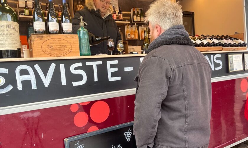 Stéphane sillonne les marchés de l’Essonne avec son bar à vin nomade : « C’est le rendez-vous convivial »