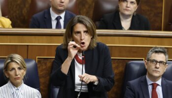 Teresa Ribera dice que está trabajando frente a la DANA "en el despacho desde el primer día" y el PP la tacha de "fraude político y electoral"