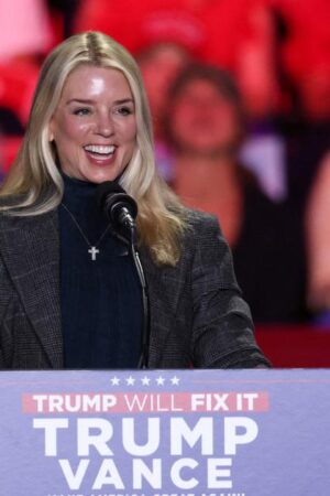 Trump annonce nommer Pam Bondi, une autre de ses fidèles, comme ministre de la Justice