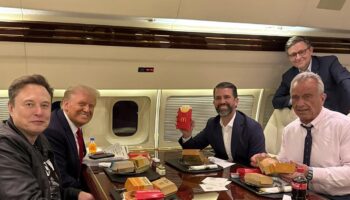 Trump et Kennedy Jr se goinfrent de burgers et de frites après avoir promis de «rendre l’Amérique saine»