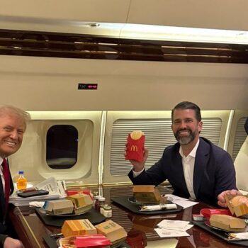 Trump et Kennedy Jr se goinfrent de burgers et de frites après avoir promis de «rendre l’Amérique saine»