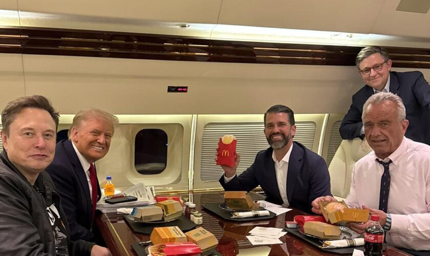 Trump et Kennedy Jr se goinfrent de burgers et de frites après avoir promis de «rendre l’Amérique saine»