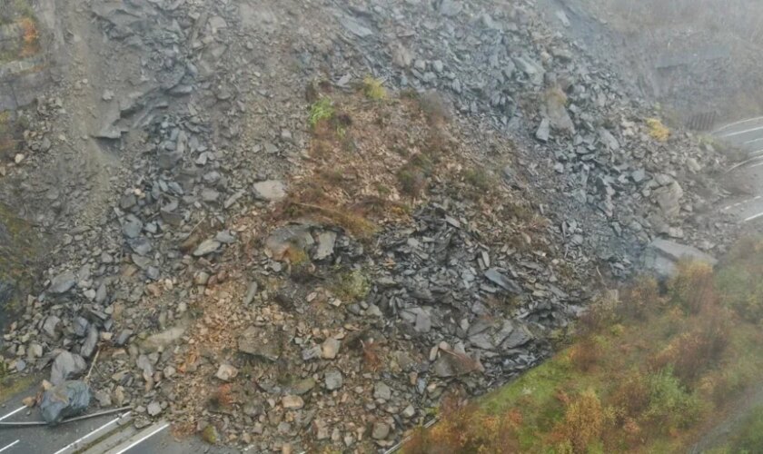 Un desprendimiento de toneladas de roca y tierra sobre la AP-66 obliga a ir 'sine die' por el puerto de Pajares para viajar entre Asturias y la Meseta