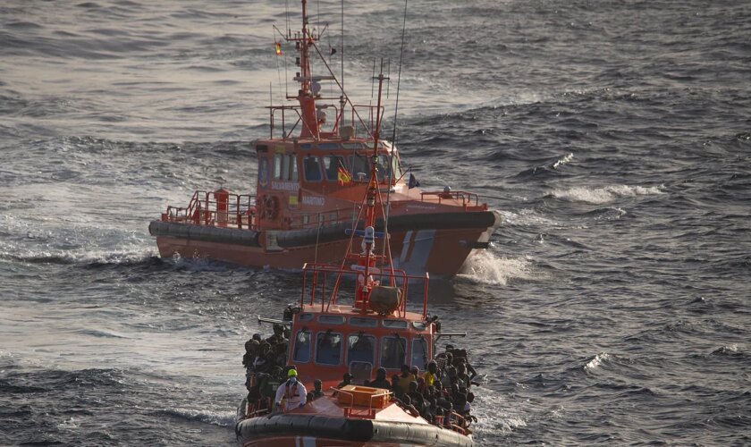 Un nuevo cayuco con 216 personas migrantes, incluidos numerosos menores, desborda la isla de El Hierro