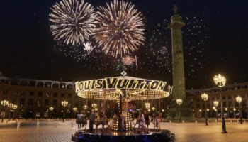 Un surprenant manège pour petits et grands s’installe place Vendôme à Noël