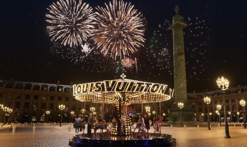 Un surprenant manège pour petits et grands s’installe place Vendôme à Noël