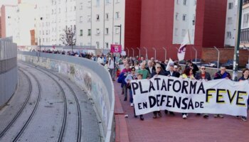 Unas 6.000 personas marchan junto a la vía estrecha de León para reclamar la llegada del tren al centro