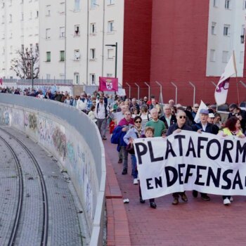 Unas 6.000 personas marchan junto a la vía estrecha de León para reclamar la llegada del tren al centro