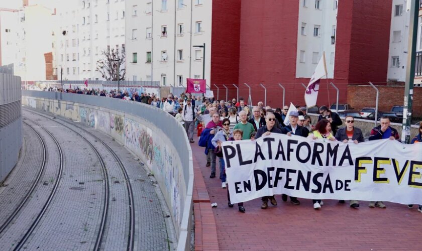 Unas 6.000 personas marchan junto a la vía estrecha de León para reclamar la llegada del tren al centro