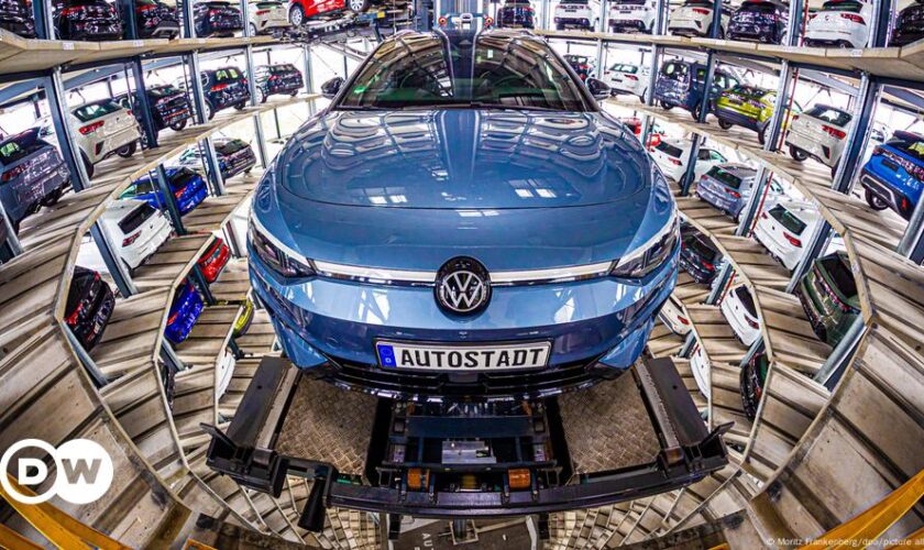 VW workers offer pay cut, threaten strike over crisis