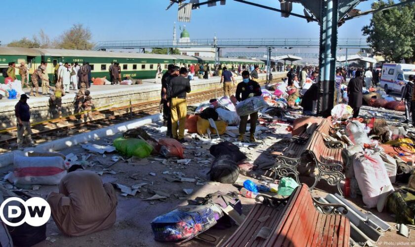 Verheerender Bombenanschlag auf Bahnhof in Pakistan