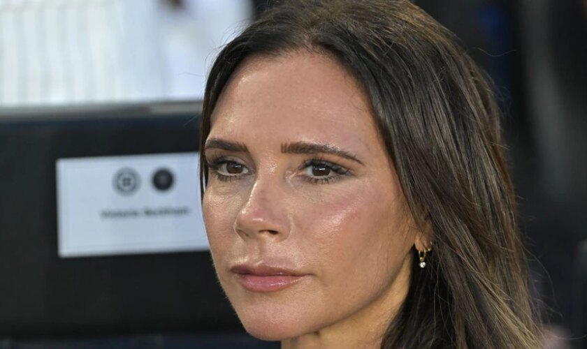 Victoria Beckham desvela el motivo de la seriedad que caracteriza sus posados: «Me sentía muy incómoda»