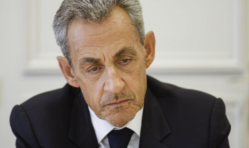 « Vous n’avez pas honte ? » : Nicolas Sarkozy interpellé par un professeur en pleine séance de dédicaces