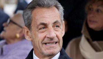 «Vous savez qu’on ne travaille pas 24 heures par semaine»: un professeur interpelle Nicolas Sarkozy en pleine séance de dédicace