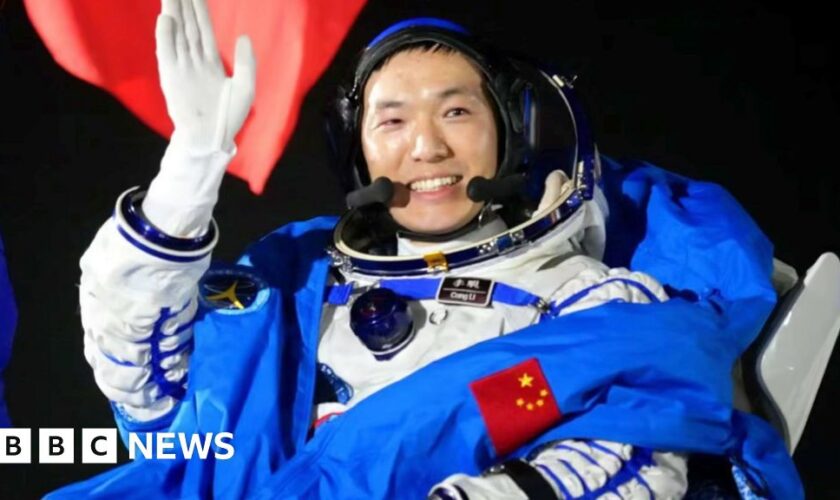 Watch Chinese space crew return to Earth