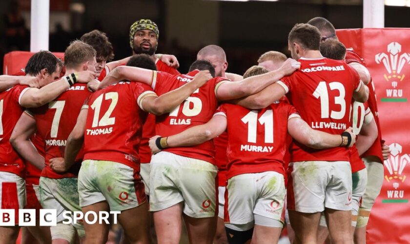 Wales players in a huddle after defeat to Australia