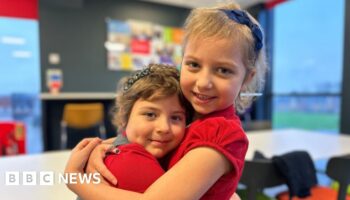 Young girls with same cancer become best friends after meeting during treatment