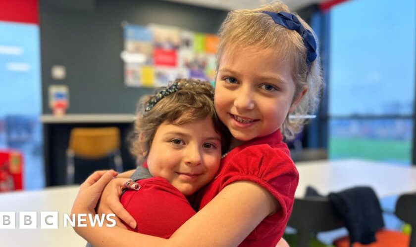 Young girls with same cancer become best friends after meeting during treatment