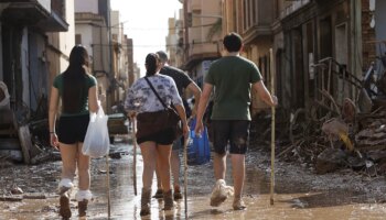 ¿Cómo ayudar a los afectados por la DANA? Emergencias pide no desplazarse en coche ante el colapso que se está produciendo